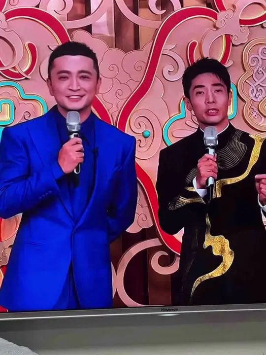 ！龙洋假睫毛贴歪了撒贝宁眉毛化飞了开元棋牌蛇年春晚主持人妆容太抢镜(图2)