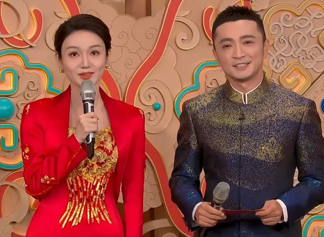 ！龙洋假睫毛贴歪了撒贝宁眉毛化飞了开元棋牌蛇年春晚主持人妆容太抢镜(图5)