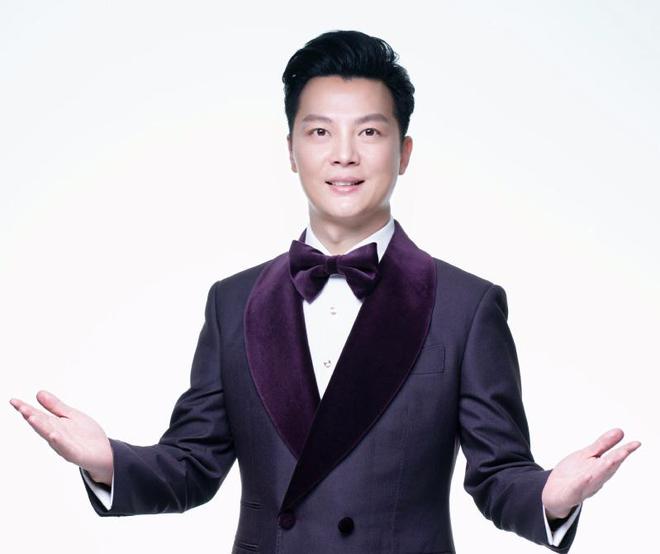 ！龙洋假睫毛贴歪了撒贝宁眉毛化飞了开元棋牌蛇年春晚主持人妆容太抢镜(图6)