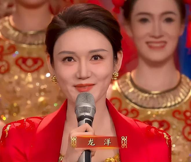 ！龙洋假睫毛贴歪了撒贝宁眉毛化飞了开元棋牌蛇年春晚主持人妆容太抢镜(图9)
