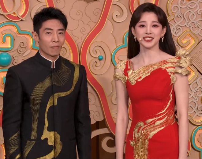 ！龙洋假睫毛贴歪了撒贝宁眉毛化飞了开元棋牌蛇年春晚主持人妆容太抢镜(图12)